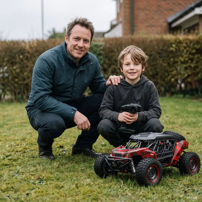 Vater und Sohn mit einem ferngesteuerten Auto im Garten